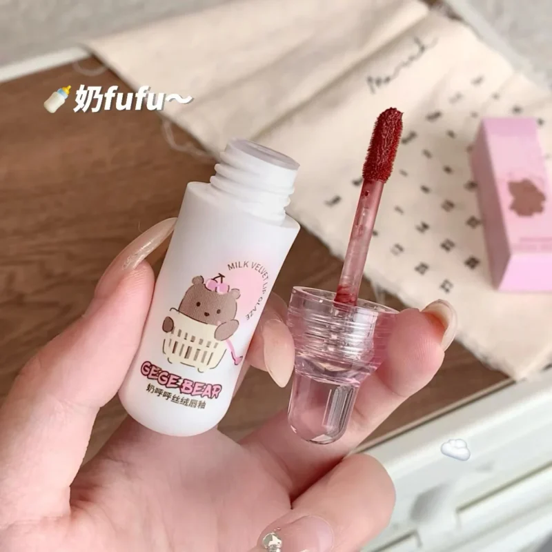 velvet-lip-glaze-moisturizing-matte-geg-5fjsbvcz-1 Velvet Lip Glaze in a moisturizing matte formula, offering a soft, creamy finish for everyday wear.